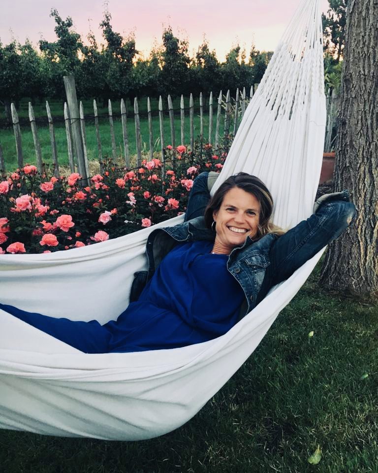 Nathalie van Praktijk Respira, ontspannen in een hangmat in de tuin